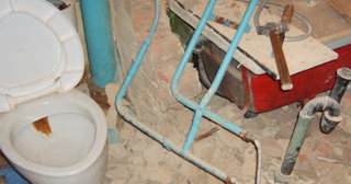 Профессиональный демонтаж перегородки ванной и туалета в Пыть-яхе - от 575 рублей